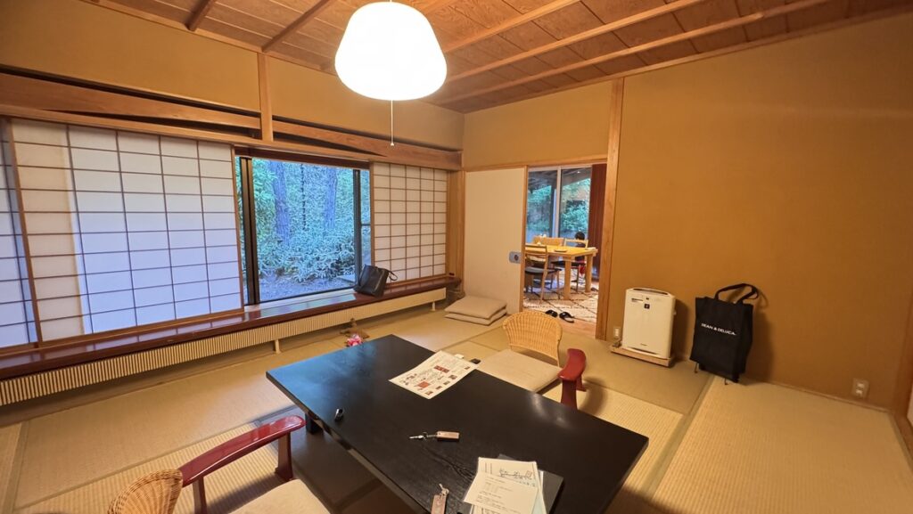 名月荘の和室からダイニングを見たところ