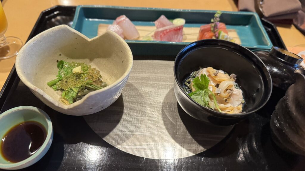 名月荘の夕食のお造り三種盛りと山菜のジュレ
