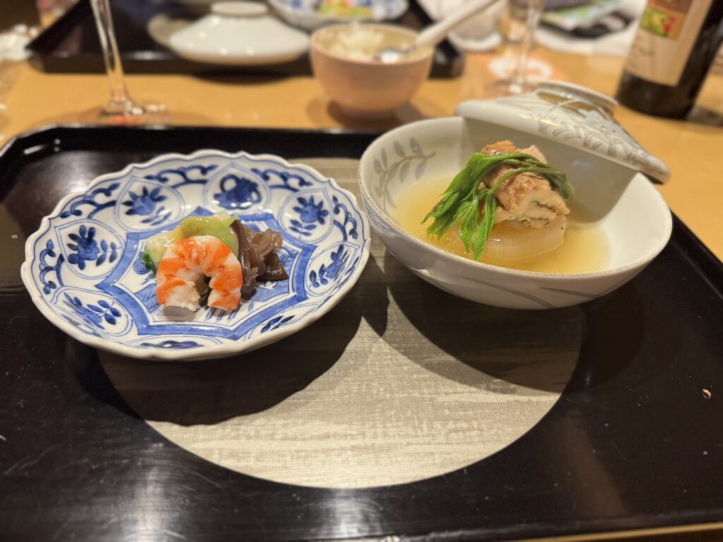 名月荘の夕食の海老の小鉢と鶏と大根の炊き合わせ