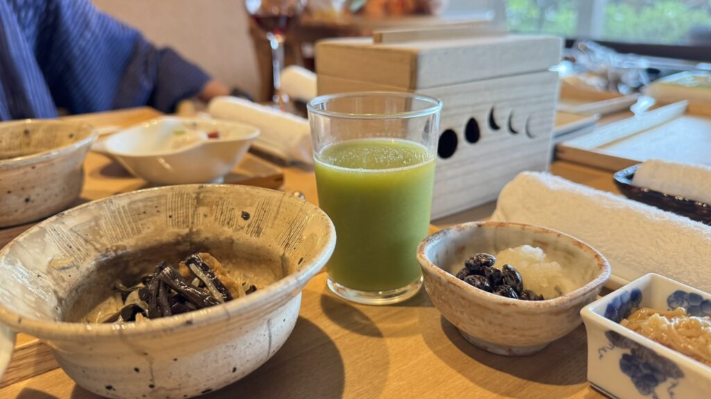 名月荘の朝食の小鉢と青汁