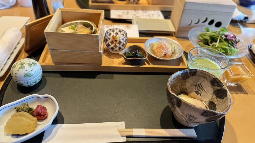 名月荘の朝食のせいろ蒸しとサラダ