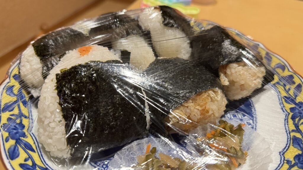 名月荘の夜食のおにぎり