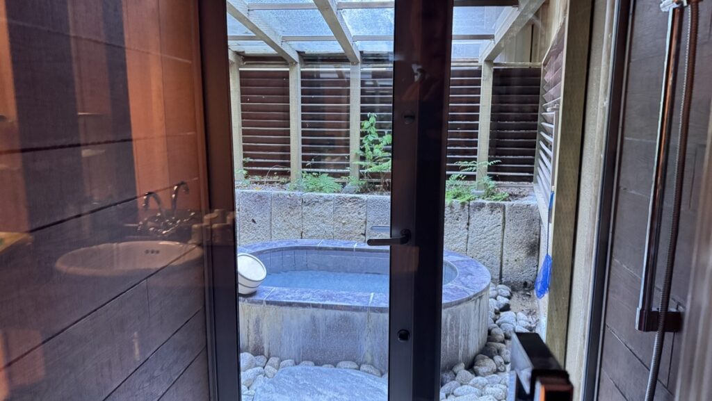 客室から露天風呂への入口