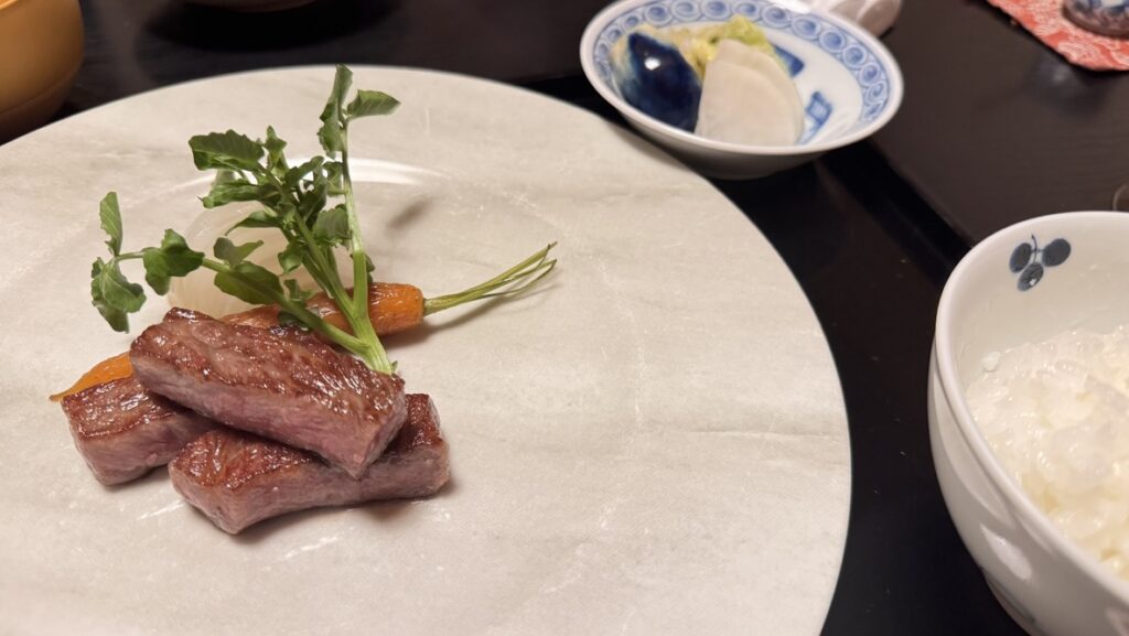 名月荘の夕食のお肉とごはん