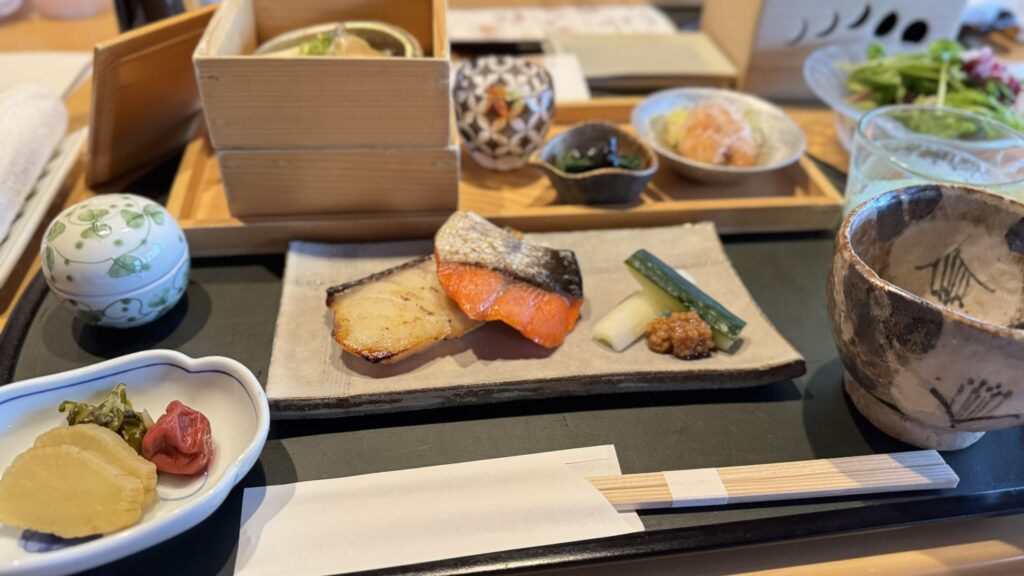 名月荘の朝食の和食膳